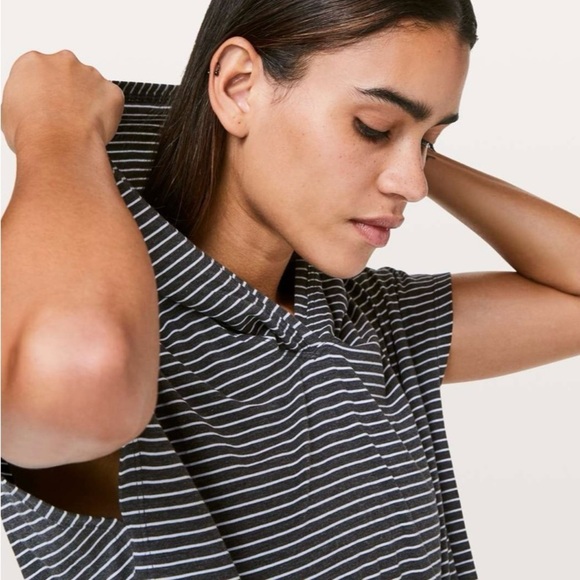 🌟SALE🌟 Lululemon knot gonna fly tee hood​​​​ - Picture 3 of 10